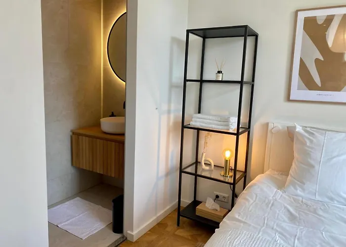 Luxury With Private Bathroom On Great Location. Δωμάτια σε οικογενειακή κατοικία