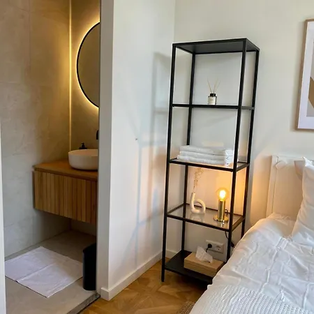 Luxury With Private Bathroom On Great Location. בית אירוח